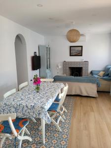- un salon avec une table et un canapé dans l'établissement Casa cerca de Sevilla con piscina, à Valencina de la Concepción