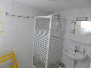 ユリアーナドルプにあるZeester 227のバスルーム(シャワー、シンク付)