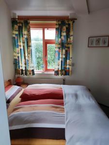 ユリアーナドルプにあるZeester 227のベッドルーム1室(ベッド2台、窓付)