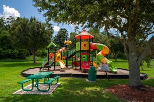 un patio de recreo con un tobogán en un parque en JC DISNEY House, en Kissimmee