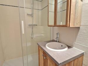 uma casa de banho com um lavatório e um chuveiro em Appartement La Tania, 2 pièces, 6 personnes - FR-1-182A-2 em Courchevel