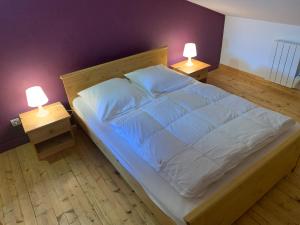 Tempat tidur dalam kamar di Appartement T3 tout confort en duplex à 15mn à pied du centre-ville avec TV Netflix et Wifi