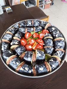 un plato de sushi con tomates y pimientos en una mesa en TOKGÖZ HOTEL RESTAURANT, en Ulupinar