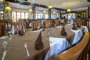 una sala da pranzo con tavolo e tovaglioli di Hotel Parador a Chefchaouen