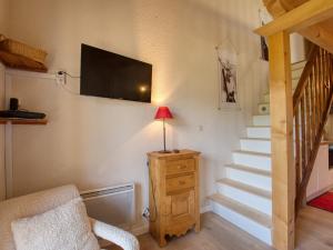 TV a/nebo společenská místnost v ubytování Duplex rénové 4 pers proche télécabine - FR-1-642-68