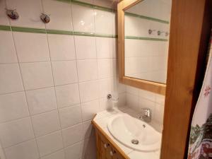 a bathroom with a sink and a mirror at Appartement 3 Pièces à Reberty 2000 - 6 Pers, Piscine, Spa, Parking, Pieds des Pistes - FR-1-178-366 in Les Menuires +13 photos