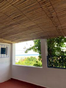 ein Fenster in einem Zimmer mit Blick auf das Meer in der Unterkunft B&B restaurant OCÉAN in Briech