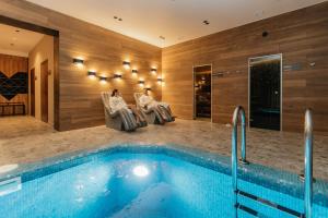 Bazén v ubytovaní Ведмежа гора Family Resort & Spa alebo v jeho blízkosti