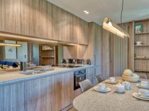 Kuchyňa alebo kuchynka v ubytovaní Appartement 3 pièces confortable avec balcon, parking et WiFi - Megève Rochebrune - FR-1-453-294
