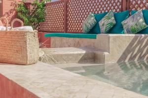 Bazén v ubytování Riad Le Limoun and Spa nebo v jeho okolí