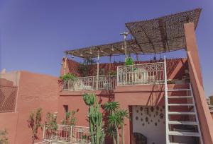 uma varanda ao lado de um edifício com uma escada em Riad Le Limoun and Spa em Marrakech