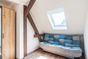 eine Couch in der Ecke eines Zimmers mit Fenster in der Unterkunft Gemütlich 6 in Wissembourg