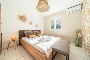 Ένα ή περισσότερα κρεβάτια σε δωμάτιο στο La Villa Morgabina - Haut standing- Piscine Chauffée - A St Pierre +37 φωτογραφίες