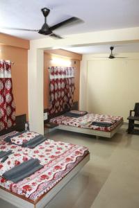 Hotel Laxmi Sadan客房内的一张或多张床位