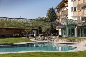 Bazén v ubytování Hotel Burggräflerhof nebo v jeho okolí