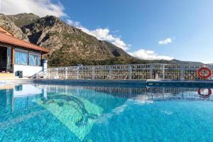 a swimming pool with a mountain in the background at Hotel Parador in Chefchaouen