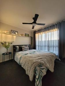 - une chambre avec un lit et un ventilateur de plafond dans l'établissement New apartment 3 min to Sovereign Hill & Wildlife Park, à Ballarat