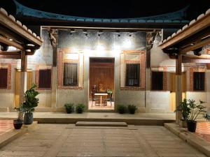 - l'entrée d'un bâtiment avec une table et des chaises dans l'établissement Six Hotel, à Jinning