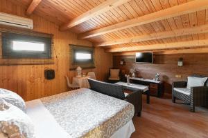 Część wypoczynkowa w obiekcie El Manantial Del Fresno Casas Rurales En Hervás - Piscina - Desayunos - Barbacoa - Parking gratis