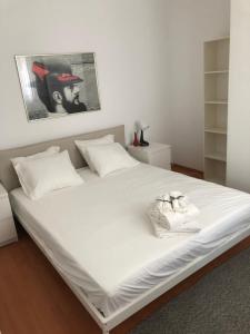 1 dormitorio con 1 cama blanca grande con sábanas blancas en Hvar island -Enjoy Your privacy by the sea, en Stari Grad