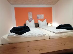 Ένα ή περισσότερα κρεβάτια σε δωμάτιο στο Ferienwohnung Aichelberg