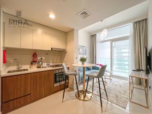 Virtuve vai virtuves zona naktsmītnē Mira Holiday Homes - Newly furnished 1 bedroom in Business Bay