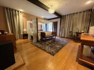 a living room with a bed and a mirror at Pousada Dona Bendita in Monte Verde