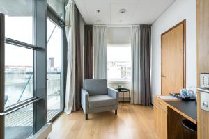 TV a/nebo společenská místnost v ubytování Hiisi Hotel Helsinki Jätkäsaari