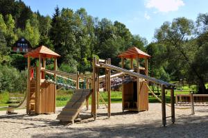 eine Gruppe von Spielgeräten in einem Park in der Unterkunft Wellness Hotel Bozeňov in Zábřeh