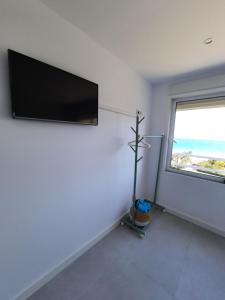 salon z telewizorem z płaskim ekranem na ścianie w obiekcie Panoramic Suite Beach w mieście Villajoyosa