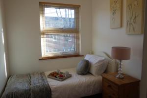 Un dormitorio con una cama con una bandeja de fruta. en Bluebell Place en Chelmsford