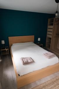 a bedroom with a bed with two towels on it at La petite Citadelle - l'appartement in Namur