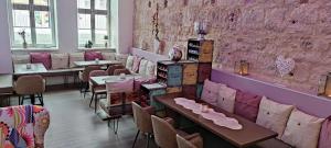 a restaurant with pink walls and tables and chairs at Apartment Madrid in Mühlhausen