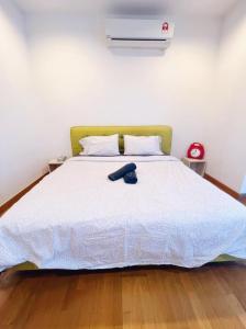 Un dormitorio con una cama con un sombrero encima. en Connected train 1 Bedroom ABOVE MALL-16, en Kuala Lumpur