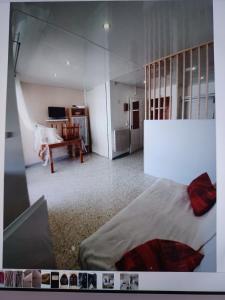 a large room with a bed and a kitchen at BALARUC FAMILLE in Balaruc-les-Bains
