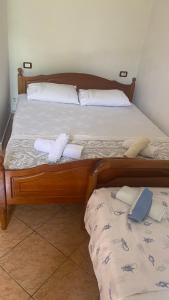 Un pat sau paturi într-o cameră la Besart Room