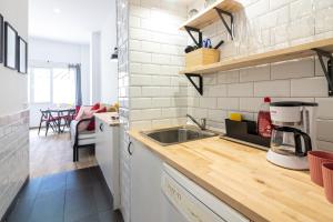 - une cuisine avec un évier et un comptoir dans l'établissement Precioso estudio en centro historico de Malaga, à Malaga