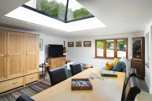 Televiisor ja/või meelelahutuskeskus majutusasutuses Riverside Retreat