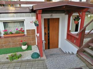 una puerta delantera de una casa con macetas en Apartament Przy Parku en Malbork