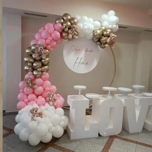 a balloon arch with pink and white balloons at MyWay in Slavonski Brod