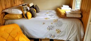 Cozy Shepherd hut 20 by 7 feet with boxed in high double bed 객실 침대