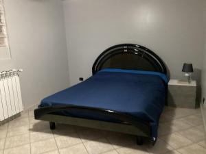 una camera con un letto e una coperta blu di Cittanovacasavacanza a Cittanova
