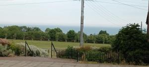 una vista su un campo da una recinzione di Modern two bedroom house near beach/ Durham City a Hawthorn Altre 3 foto