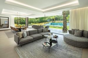 Posedenie v ubytovaní Newly Built 6 BDRM Luxury Villa in Nueva Andalucía