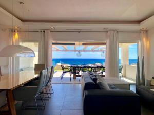 uma sala de estar com vista para o oceano em Vue panoramique sur la baie de St Tropez em Les Issambres
