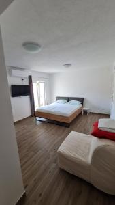 Posteľ alebo postele v izbe v ubytovaní Apartmani Mlinar - studio apartment
