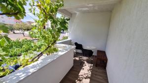 Vonkajšia záhrada v ubytovaní Apartmani Mlinar - studio apartment