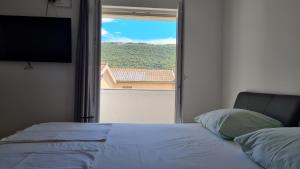 Posteľ alebo postele v izbe v ubytovaní Apartmani Mlinar - studio apartment