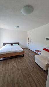 Postel nebo postele na pokoji v ubytování Apartmani Mlinar - studio apartment