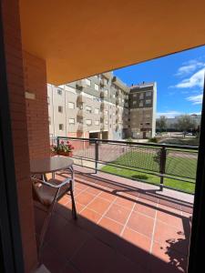 d'un balcon avec une chaise et une vue sur un bâtiment. dans l'établissement Hostal Santiago 2, à Burgos